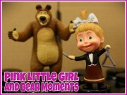 ピンクの小さな女の子とクマの瞬間